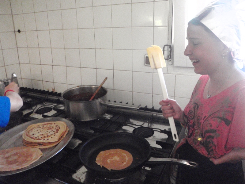 Village Camps International Summer Camp Ard&egrave;che, France 2019-07-26 https://www.villagecamps.com/journals_admin/images/72-28-Crepe making is fun for Vika.jpg